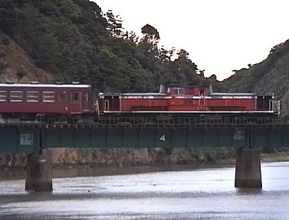 粟野川を渡る上り列車