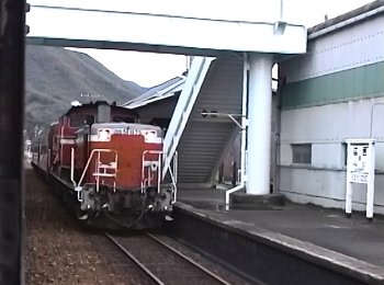 萩駅における客車列車同士の交換