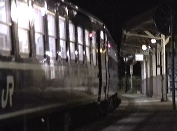 柴山駅に到着した上り最終の５２２列車