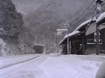 雪の居組駅で駅舎から鳥取方向を望む