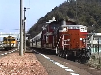 長門粟野駅における５０系客車列車とキハ４７形気動車の交換