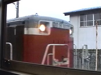 人丸駅で５０系客車の車窓から見た、行き違い列車を牽引するＤＤ５１。