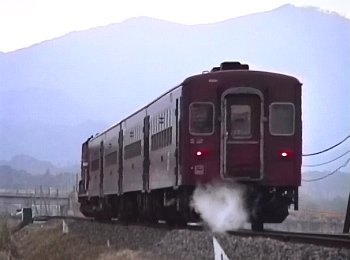 長門古市～人丸間を走る４両編成の下り客車列車
