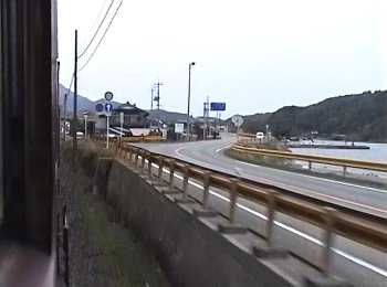 長門粟野駅に接近する下り列車から見た車窓風景