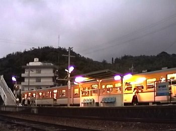 夕暮れの長門粟野駅に停車する下りの気動車列車