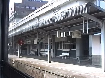 ５０系客車の車内から見た東萩駅のホームと駅横の商業施設