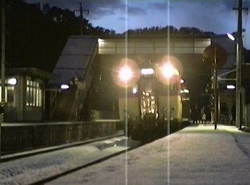 夕暮れの東浜駅に到着した上り普通列車